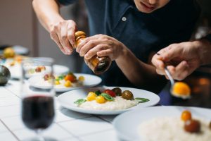 Comment bien choisir un restaurant en voyage et éviter les arnaques ?
